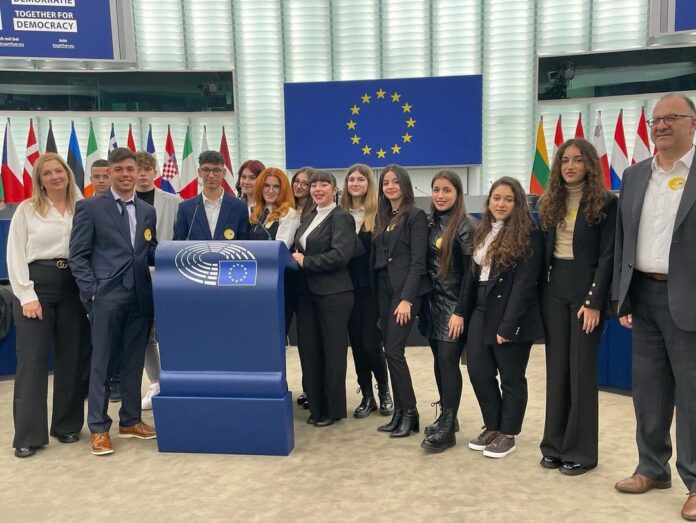 Τα παιδιά μέσα στο Ευρωπαικό Κοινοβούλιο