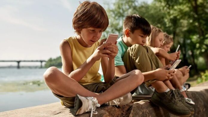 kids-on-smartphones-768x432